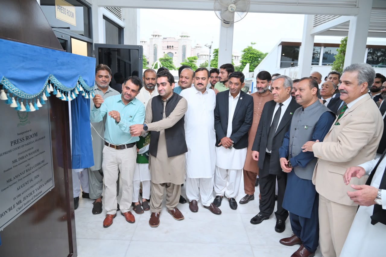 CJP Justice Yahya Afridi and SC judges join PAS President Imran Waseem, General Secretary Amanat Raza Gishkori, and court reporters during inauguration of the dedicated Press Room
